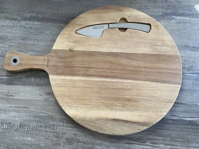 "Tabla de cortar de madera maciza Brandani de 12"" de diámetro con cuchillo de queso de acero inoxidable" Foto 1 de 4