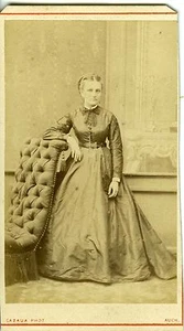 CAZAUX à AUCH une jeune femme pose décor peint fashion mode, PHOTO CDV 1870 - Foto 1 di 2