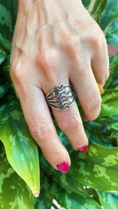 NWT Silver Stainless Steel Ring, Unisex Geometric  Laser Cut Pattern. Size 10 - Picture 1 of 14