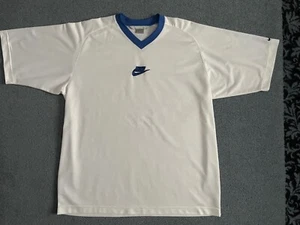 Nike V-Neck Herren Shirt 2XL, weiß mit royalblauer Farbe gesticktem Swoosh Logo - Bild 1 von 5