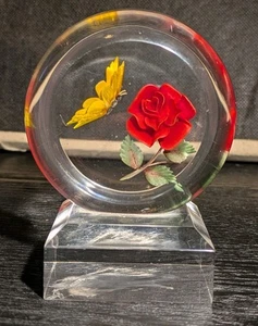 Handgefertigter freistehender Plexiglas Rose und Schmetterling Briefbeschwerer - Bild 1 von 3