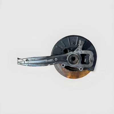 Audi Q7 3013-2015 — передний правый поворотный кулак с подшипником колеса 7P6407246A - Изображение 1 из 4