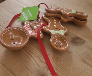 Pier 1 Gingerbread Man Ceramic Measuring Spoon Set NWT Christmas Holiday Baking - Foto 1 di 11