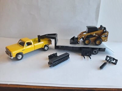 1/64 1982 Dodge Ram D350 с прицепом Cat 272D2 вилочный погрузчик - Изображение 1 из 2