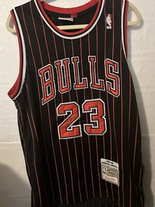 Auténtica camiseta a rayas de Michael Jordan Mitchell & Ness 97-98 de los Chicago Bulls 40 - Imagen 1 de 4