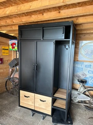 Meuble sur mesure en bois et mètal : Dressing, armoire ou penderie industriel - Photo 1/4