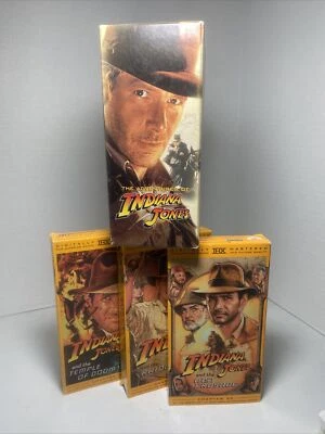 Indiana Jones Trilogy Box Set (VHS, 1999) Raiders, Temple of Doom, Last Crusade Foto 1 de 4