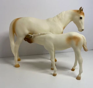 Juego de sombrero medicinal Breyer Horse y yegua TB yegua con potro lactante. #3180 - Imagen 1 de 19