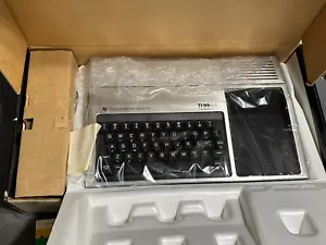 NEU IM KARTON Texas Instruments TI-99 /4A HEIMCOMPUTER + Papiere Rechnung Cosby - Bild 1 von 21