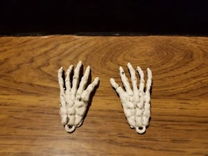 Fossilized Monster Hands for Playscale/Fashion Doll Halloween Dioramas - Bild 1 von 4