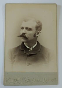 Antiguo gabinete tarjeta fotografía hombre con bigote épico - Imagen 1 de 4
