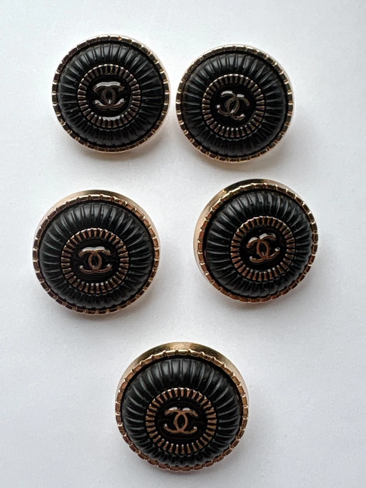 Set of 5 Chanel 18mm Black Buttons CC Logo Gold Tone - Image 1 of 4