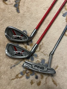 Set mazze da golf PING Moxie Jr: 7 ferri, zeppa sabbia SW, Moxie Putter LH Youth Junior - Foto 1 di 10