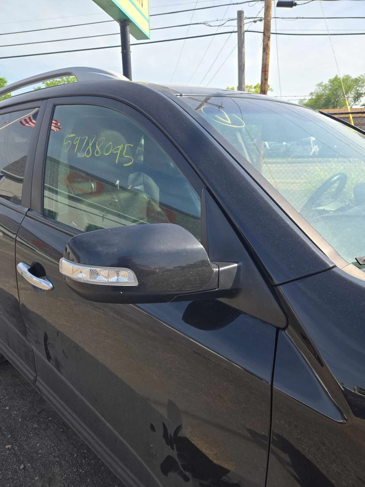 Used Right Door Mirror fits: 2011 Kia Sorento Power w/turn signal w/o power fold - Image 1 of 4