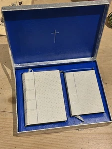 Heilige Bibel & Gebetbuch verpackt Paar weißes Leder foliert Her Majesty’s Printer - Bild 1 von 10