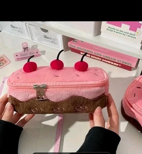 Nueva bolsa de maquillaje/lápiz de pastel de cerezas con cerezas en la parte superior 8"X3"X2,5"  - Imagen 1 de 5
