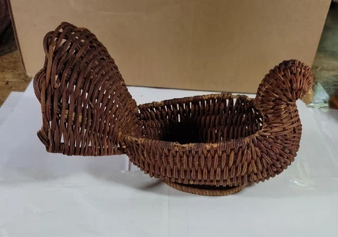 VINTAGE WOVEN WICKER BASKET CHICKEN, HEN, ROOSTER SHAPED Cover