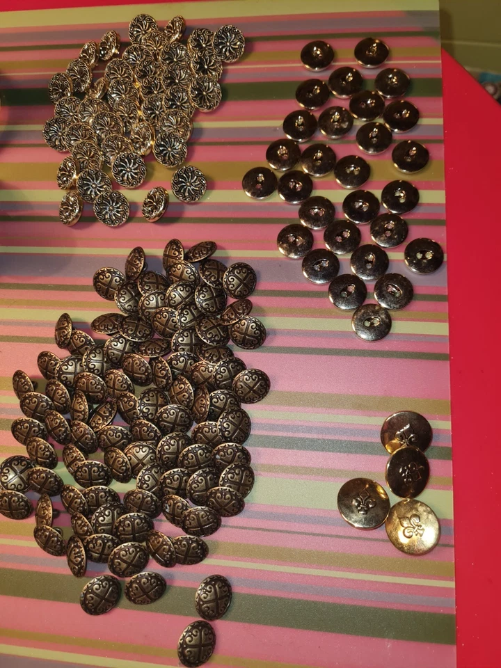 164 goldene Knöpfe vier verschiedene Metallknöpfe  - Bild 1 von 1