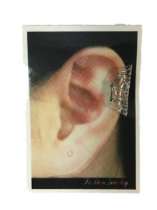 Oreja de tela de araña tono plateado de Halloween - Imagen 1 de 1