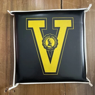 Vintage Vanderbilt University Vinyl Seat Cushion Black & Gold Approx. 14” Across - Imagem 1 de 4