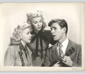 Foto de prensa de HOLLYWOOD Lee & Lyn Wilde & Marshall Thompson 'dos veces bendecido' 1945 - Imagen 1 de 2