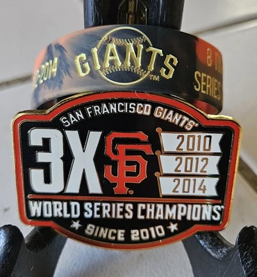 SAN FRANCISCO GIANTS 3X WORLD SERIES CHAMPIONS LARGE 2X3 PIN..RUBBER BRACELET! - Image 1 of 4