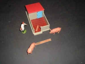 BRITAINS FARM TOYS PIG STY HOUSE WITH 2 PIGS & 1 PIGLET GIRL FARMHAND & BUCKET - Picture 1 of 2