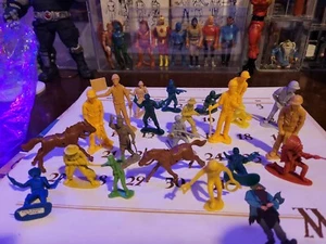 Vintage Plastic Soldiers Cowboys And Spaceman - Picture 1 of 10