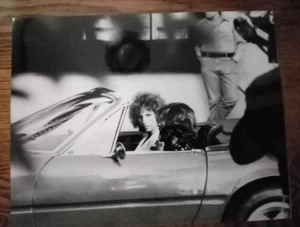 A Star is Born 11 x 14" s/w Hochglanz Foto Barbra & Kris im Auto - Bild 1 von 1