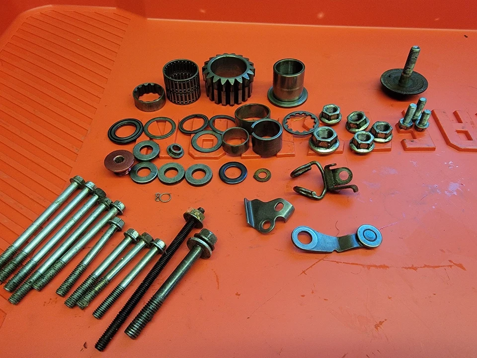 03 2003 Honda CRF450R CRF 450 R EXTREMO INFERIOR MOTOR TUERCAS Y PERNOS HERRAJES Foto 1 de 4