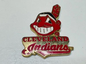 Vecchia spilla da bavero vintage Cleveland Indians capo Wahoo ottone tono oro logo design - Foto 1 di 2