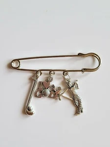 Large Handmade golf safety pin brooch with golf charms - Picture 1 of 4
