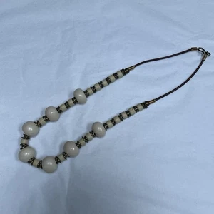 Collana, perline, perline bianche sporche e metallo, vintage - Foto 1 di 11