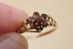 Vintage 9k gepunzt Gelbgold Granat Blume Cluster Ring Größe Q - Bild 1 von 6