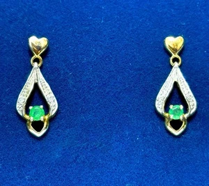 Pendientes colgantes vintage de oro con diamantes y esmeraldas en corazón - Imagen 1 de 6