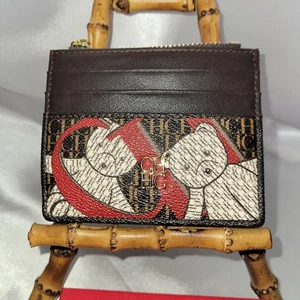 Carolina Herrera Kartenetui mit Reißverschluss oben und Teddybär Motiv Logo rote Buchstaben 3 Fächer - Bild 1 von 9