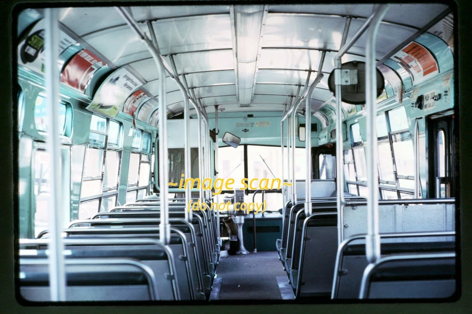 Autobús de tránsito CTA Chicago 8557 interior en 1965, extensión Kodachrome h18a Foto 1 de 2