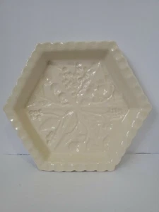 Molde hexágono de cerámica victoriana de 1869 con diseño de fruta floral - Imagen 1 de 3