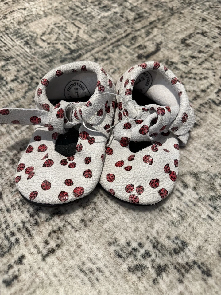 Свежесобранные тапочки Lucky Ladybug с жесткой подошвой размер 7 отличное состояние товара - Изображение 1 из 4