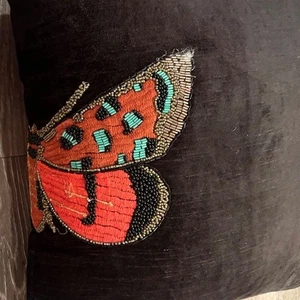 Anthropologie schwarz Baumwolle Dekokissen bestickt Perlen Schmetterling Boho - Bild 1 von 8