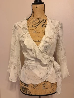 Blusa The Limited Seda Transparente Neutra Floral Envolvente y Volantes Manga Trompeta TALLA XS Foto 1 de 4