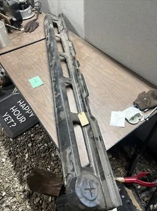 ford d5hz8200a radiator grill  - Picture 1 of 3