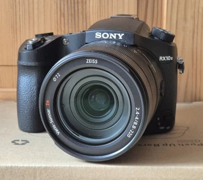 Sony Cyber-shot DSC-RX10 III 20.1MP, 25-fach opt. Zoom, 4K HD Video - Bild 1 von 4
