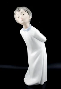 Very Cute Lladro Nao Figure Boy In Nightdress Kissing 0741 - Picture 1 of 3