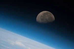 Gibbous Moon Odyssey – 4 Archival NASA ISS Photos, Glossy Prints - Bild 1 von 4