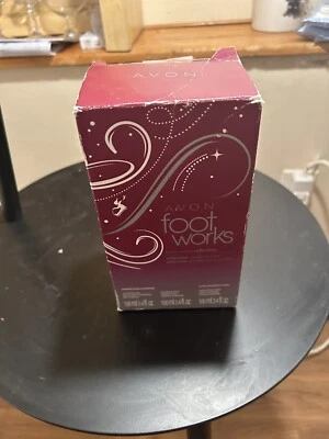 Juego de remojo, exfoliante, crema y calcetines Avon Footworks Berry Vanilla Collection 3,4 OZ Ea Foto 1 de 3