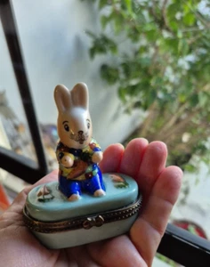 De Colección Conejo de Pascua y Zanahorias Caja de Baratijas Conejo Sentado Chaqueta a Cuadros Pantalón Azul - Imagen 1 de 14