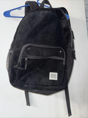 Mochila de pana negra con bolsillo frontal y bolsa lateral de malla London suministro de niebla Foto 1 de 4