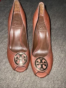 Tory Burch Julianne tacchi a pompa in pelle marrone punta aperta con zeppa taglia 5 M - Foto 1 di 9