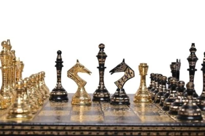 Jeu d'échecs de luxe en métal laiton, pièces et jeu de société anciens objets... - Photo 1/4
